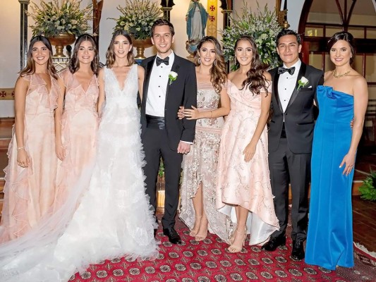 Eduardo Interiano y Lucía Chicas celebran boda eclesiástica