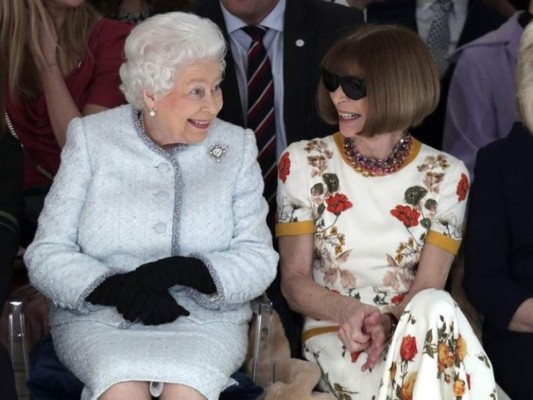 La Reina Isabel y Anna Wintour juntas en el London Fashion Week