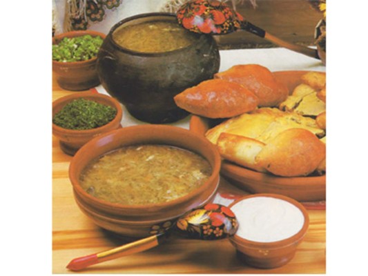 Una sopa muy popular es el Shchi, es elaborada con col y carne, así como otros vegetales de invierno. El Shchi tiene un sabor ácido y por esta razón se denomina shchi ácido. Generalmente se sirve con Smetana (producto lácteo de Rusia), antes de ser servida.