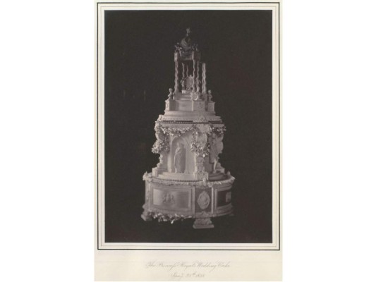 Viajamos en el tiempo para recordar los mejores pasteles de las bodas reales, comenzando en 1840 con Reina Victoria y el Príncipe Alberto