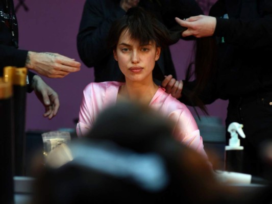 Irina Shayk alistándose para el Victoria's Secret Fashion Show en París