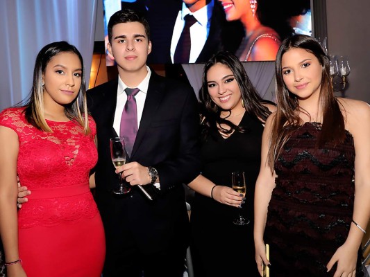 Momentos capturados por el lente de Estilo: Prom Night Academia Los Pinares 2019  