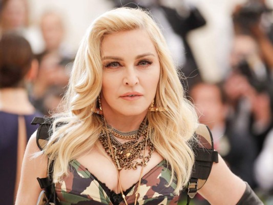 En diciembre de 2015, Madonna llegó tarde a un concierto en Manchester y cuando estuvo en el lugar expresó, “No me gusta llegar tarde. Y todas ustedes perras, que siguen quejándose acerca de ello, cierren su puta boca. No estaba allá atrás comiendo chocolates”.