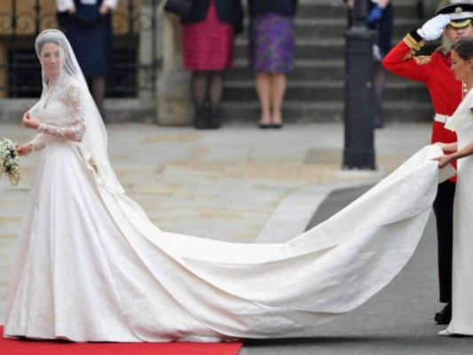 El vestido de novia que usó Kate, la Duquesa de Cambridge califica en dicha lista ya que tuvo un costo de 100,000 dólares