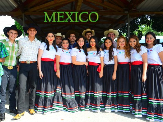 Academia Americana celebra Festival Folclórico Internacional