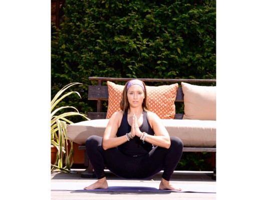 Malasana<br/>La Malasana fortalece y estira los tobillos, aumenta la movilidad en la cadera, estira la espalda y fortalece el abdomen.