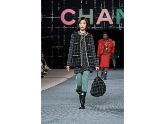 Confirmada la temporada del tweed en la pasarela de Chanel Otoño/invierno 2022