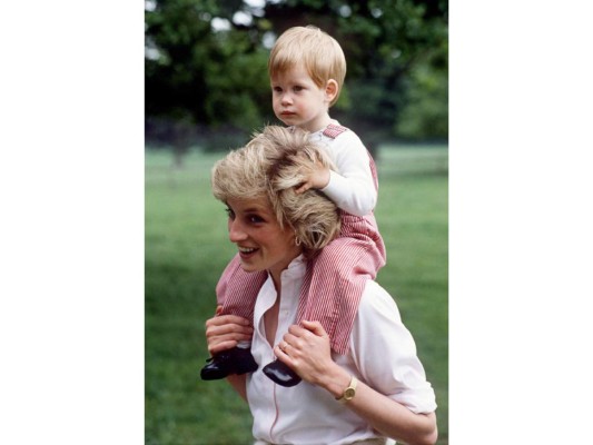 Diana y Harry, quien desde pequeño se mostró rebelde y determinado, como su madre