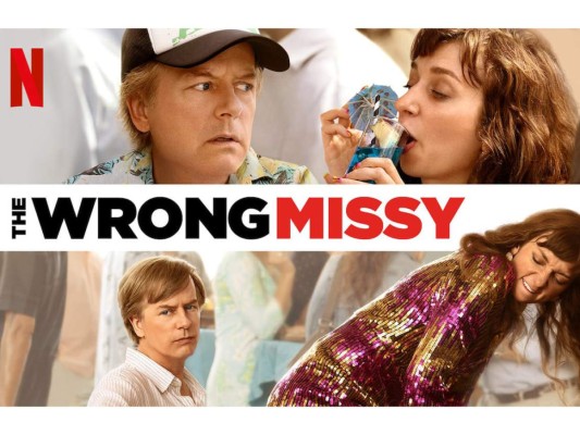 La otra Missy . Jim Morris conoce a la chica de sus sueños, y la relación por SMS no podría ir mejor, así que decide dejarse llevar e invitarla al retiro que organiza su compañía en un resort en Hawái. Sin embargo, la que aparece en el aeropuerto lista para viajar es una chica con la que tuvo una cita a ciegas para el olvido. Ya es demasiado tarde: se ha estado escribiendo con “La otra Missy”.