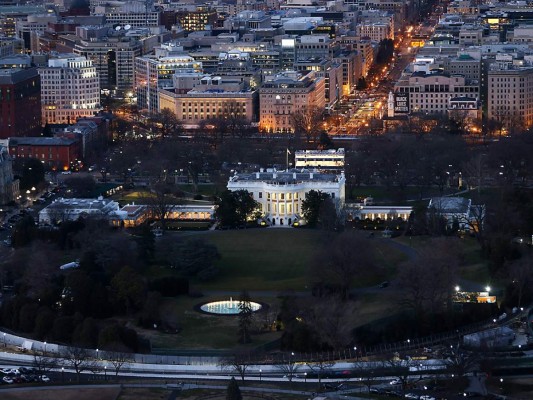 La Casa Blanca vista desde el monumento Washington. Los puntos claves del DC son escenario de amplios dispositivos de seguridad para la toma de posesión de Joe Biden, quien invitó a los líderes del Congreso, republicanos y demócratas, a asistir con él a una misa el miércoles por la mañana antes de su ceremonia de investidura (Photo by Joe Raedle / POOL / AFP)
