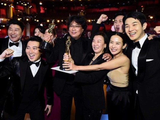 En 2020 Parasite hizo historia al convertirse en la primera cinta de lengua no inglesa en ganar en la categoría a Mejor Película. Además, se llevó otros tres galardones esa noche.