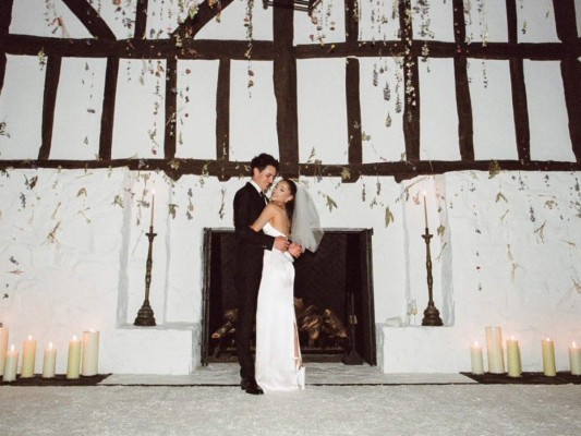 Después de un año de relación, Ariana Grande y Dalton Gómez decidieron casarse en una pequeña e íntima ceremonia el pasado 15 de mayo. Aquí te traemos algunos detalles de esta hermosa boda.