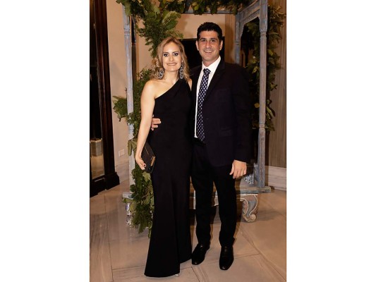 Constantino Barletta y Rebecca Bendeck celebran por su amor