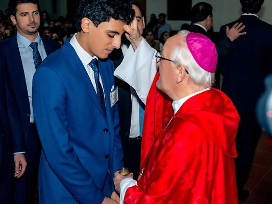 Farid Handal, recibe la bendición del obispo, monseñor Ángel Garachana.