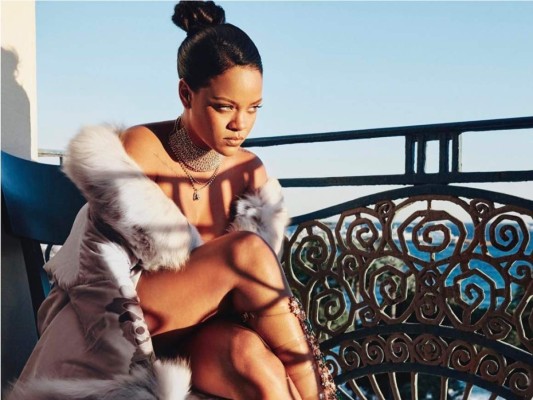 Rihanna es una de las cantantes más hermosas del momento, a parte de su talento, también luce un cuerpo fenomenal y no era para más que uno de sus atributos más bonitos como sus piernas fueran asegurados por la cantidad de 1 millon de dólares.