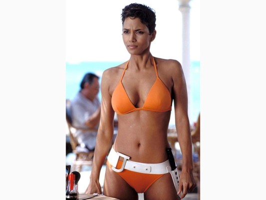 Halle Berry confesó que había inhalado gas con el objetivo de morir en su propia vivienda. Ella aseguró que su primer matrimonio con el jugador de béisbol, David Justice, fracasó de forma estrepitosa después de cinco años en los que mantuvieron una relación sentimental que calificó como “horrorosa”.<br/>Berry explicó que en el momento en el que estaba inhalando el gas le vino a la cabeza “la imagen de su madre encontrando el cadáver”.