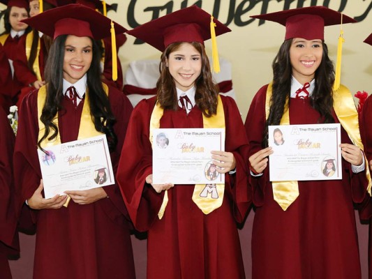 Entrega de títulos Mayan School II parte