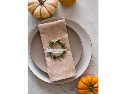 Rustic Chic<br/>Encanto neutral. El blanco será una apuesta segura para la mesa, para un efecto rústico y chic combina con servilletas de tonos crudos. Añade un detalle como calabazas o guirnaldas de pino natural en cada puesto.<br/>