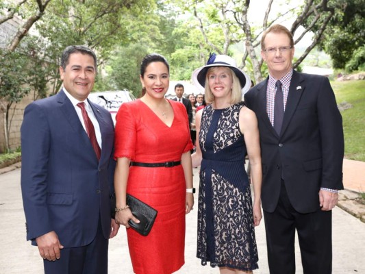El presidente Juan Orlando y la primera dama Ana García de Hernández en compañía de la pareja diplomática estadounidense, Kristin y James Nealon (Foto Hector Hernández)