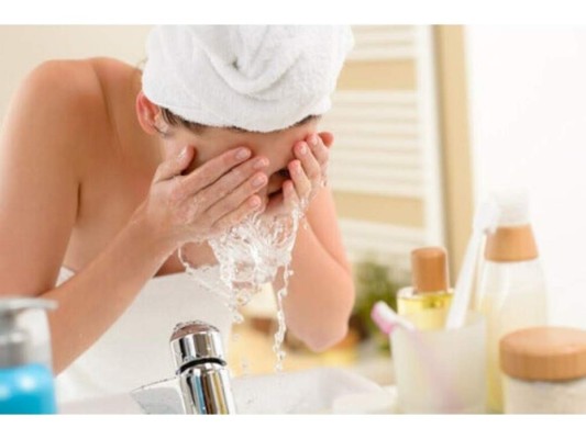 Consejos: Puedes tratar de limpiar la piel de tu rostro con agua tibia o fría, pues de esa manera evitarás que tu piel se reseque. Procura utilizar limpiadores suaves como geles de baño humectantes o jabones que contengan aceites hidratantes.
