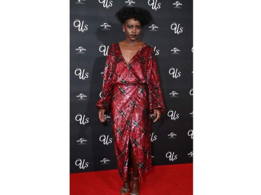 Lupita quería hacer match con la temática de su película, así que para una de las primeras presentaciones del film decidió utilizar unos pupilentes color rojo que combinaron perfectamente con su vestido.