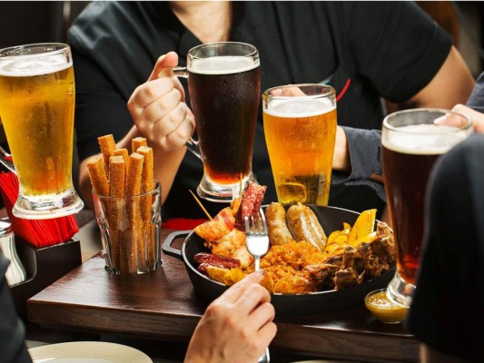 Beer, not wine: 5 razones por las que la cerveza es la mejor combinación para la comida