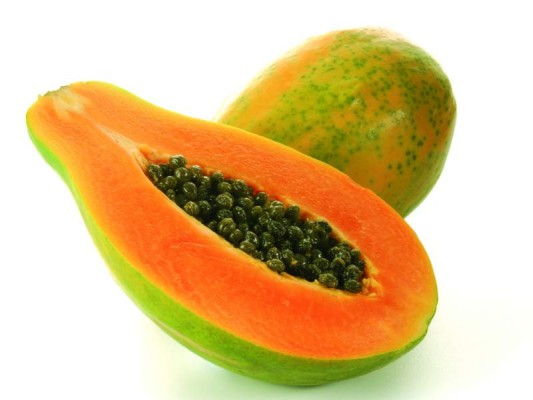 La papaya te ayuda a perder peso, por su bajo contenido en calorías (12 kcal/100g) y grasa (7 veces menos que un plátano). A esto hay que unir el efecto diurético del potasio y la presencia de papaína, una enzima que mejora la digestión de las proteínas, mantiene el metabolismo y favorece la combustión de las grasas.