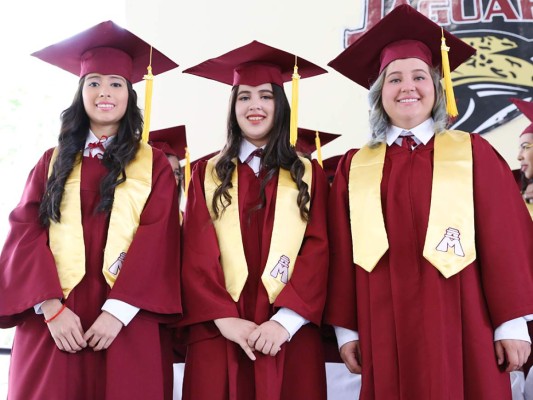 Entrega de títulos Mayan School II parte