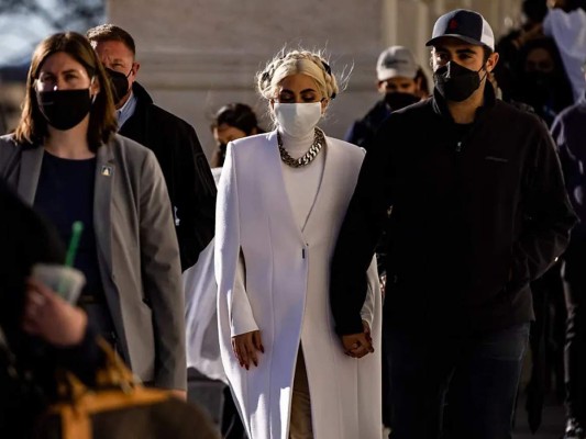 A su llegada al Capitolio, Lady Gaga lucio una capa de Givenchy