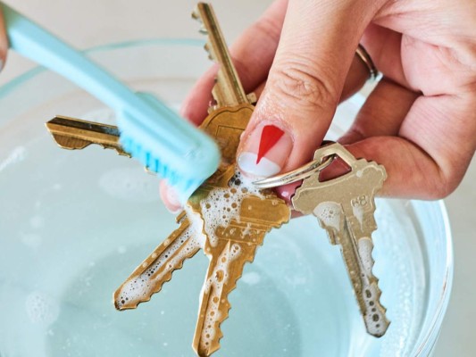 7. Las llaves<br/>Las llaves las caminamos para todos lados y no sabemos cuántas bacterias y microbios se alojan en ellas. Además el contacto con nuestras manos es directo.<br/>