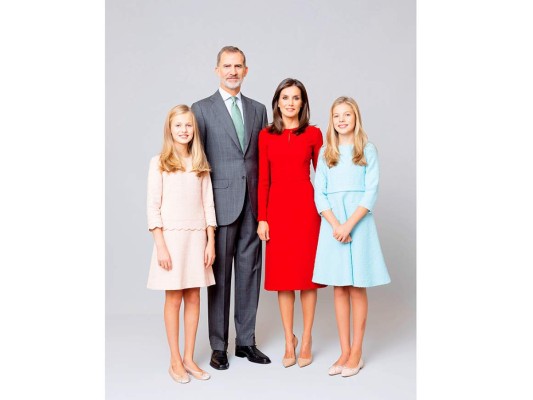En un look más casual, los reyes posan junto a sus hijas Leonor y Sofía