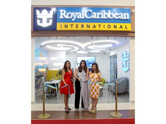 Brindis por la primera oficina de Royal Caribbean