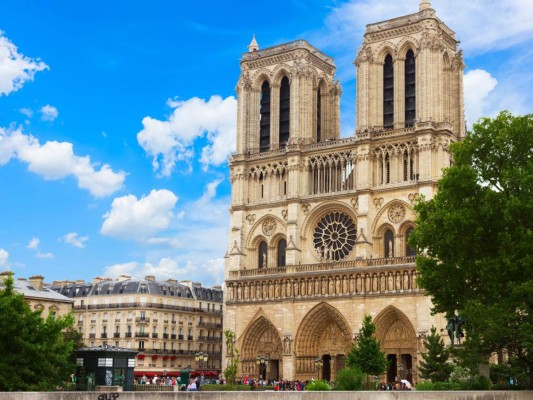La Catedral de Notre Dame, considerada una obra maestra de la arquitectura gótica y símbolo de historia, arte y patrimonio cultural, sufrió un terrible incendio este 15 de abril. Te enumeramos 8 curiosidades de la emblemática iglesia de París para que sepas porqué es importante para el mundo.