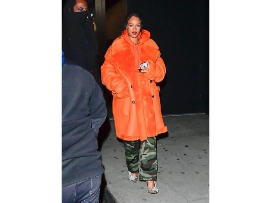 Rihanna lució un abrigo oversize con unos pants con estampado militar en conjunto con unos zapatos joya de Gucci x Balenciaga.