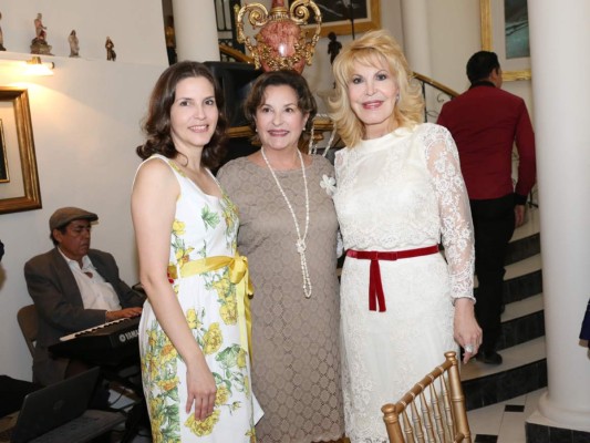 Javier y Viviana Guevara bautizan a su hija Ariana Sofía
