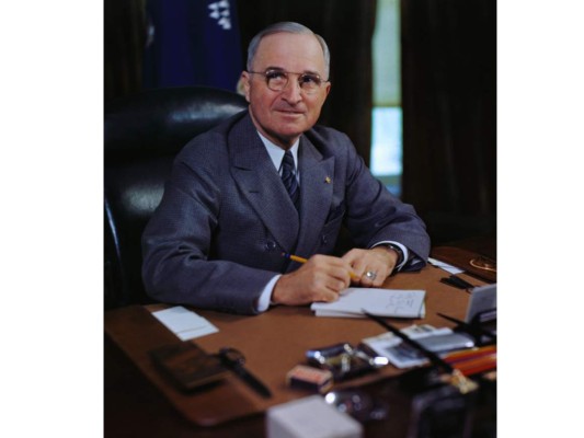 10. La contracara de los nueve anteriores fue sin duda Harry Truman (1945-1953), ya que perdió parte de su herencia familiar en una fallida explotación minera de zinc. Truman era un hombre endeudado incluso cuando llegó al Senado y luego a la Presidencia. El Congreso al conocer de su situación austera tomó la determinación de duplicar el salario presidencial.