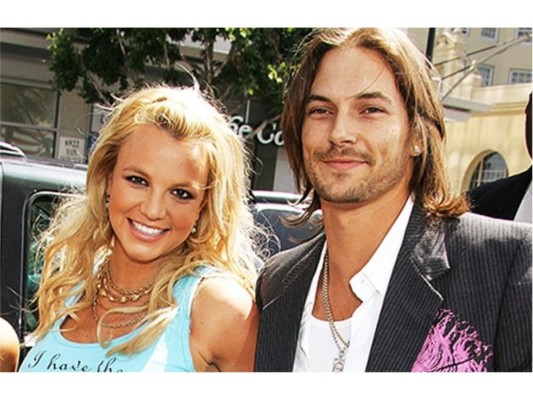 Britney Spears y Kevin Federline, después de dos meses de noviazgo, la pareja decidió contraer matrimonio. Cuyo tuvo tres años de duración y como resultado dos hijos juntos.