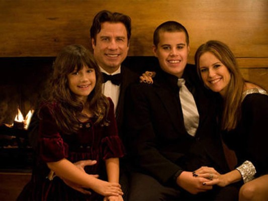 El hijo de John Travolta y Kelly Preston murió en un terrible accidente a principios del 2009, el pequeño Jett Travolta quien era autista y tenía 16 años de edad sufrió una convulsión y se cayó en el baño lo que provocó su muerte aunque su padre intentó revivirlo, cuando llegaron al hospital lo declararon muerto.