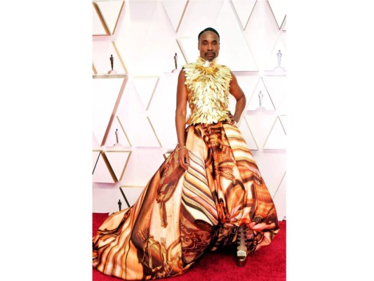 Billy Porter: el actor de Pose, lució un llamativo vestido en el que destacaba un top cubierto de plumas doradas y una falda estampada de Giles Deacon, que combinó con joyas de Swarovski y zapatos Jimmy Choo<br/>