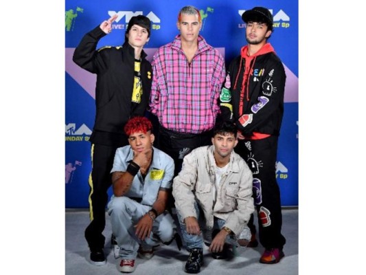 CNCO.Asistieron con trajes casuales, sencillos y comunes.