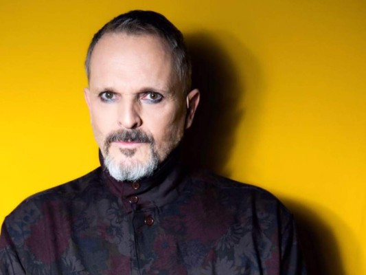Miguel Bosé. <br/>El cantante español considera que la vacuna es una alianza entre los gobernantes europeos y Bill Gates para un nuevo “orden mundial”, en el que implantan a las personas un sistema de redes 5G. ¿Tú qué opinas?