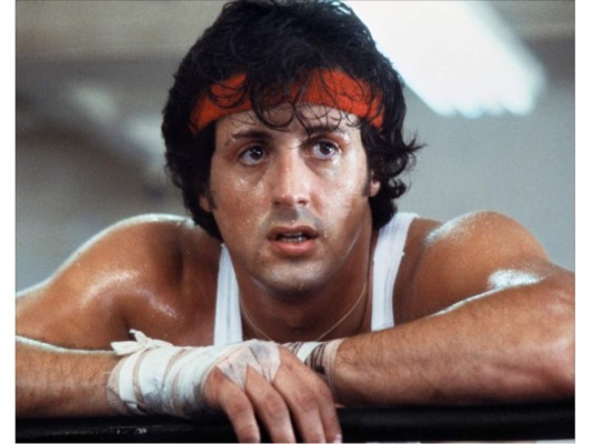 2. Su golpe de suerte llegó con la película “Rocky” en 1976, la cinta que lo llevaría a alcanzar la fama en el mundo de Hollywood. Papel con el que logró obtener dos Premios Oscar, como mejor actor y mejor guionista.