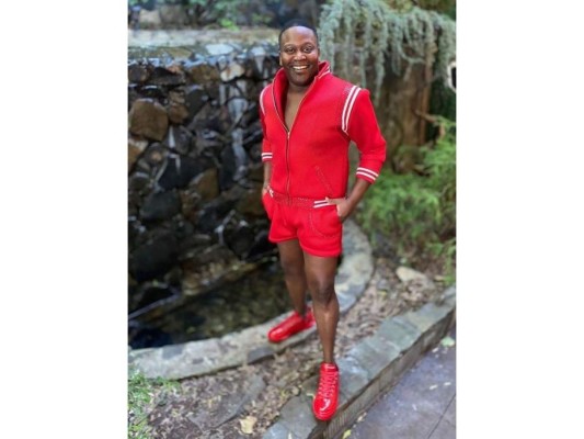 Tituss Burgess aprovechó la comodidad de su hogar para elegir un look deportivo en color rojo.