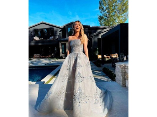 Kaley Cuoco deslumbró con un vestido de escote hecho por Óscar de la Renta, haciéndola ver como toda una princesa.