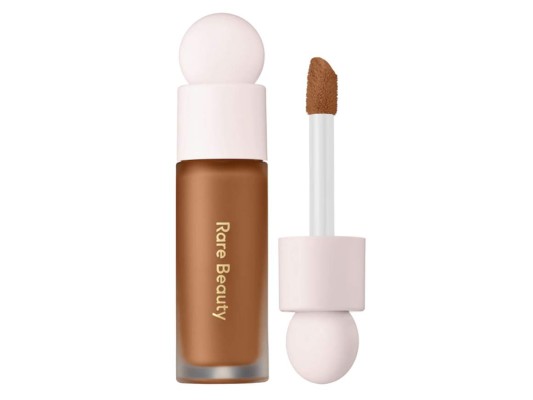 Corrector iluminador Liquid Touch.<br/>Selena realmente tomó esa gama de bases de 48 tonos y la DUPLICÓ, con una colección completa de correctores para combinar.