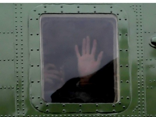 La pareja presidencial dice adiós a través de la ventanilla del helicóptero que lo movilizó del capitolio