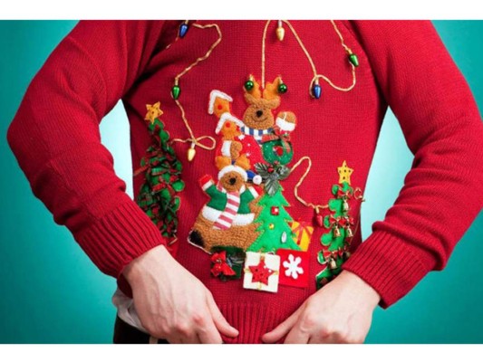 Navidad se ha convertido en la fecha perfecta para lucir, 'ugly sweaters', estos divertidos suéteres son perfectos para el día después de Navidad cuando solo queremos estar acostados disfrutando del recalentado y viendo nuestras películas favoritas. Aunque también son perfectos para un street style tal y como lo hacen las fashionistas en las redes sociales. Aquí una colorida galería para que te animes a comprarte uno