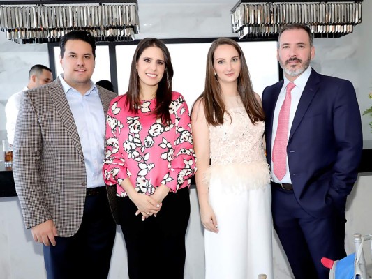 Ana Cristina y Alberto José Scott celebran el bautizo de su hija Mia