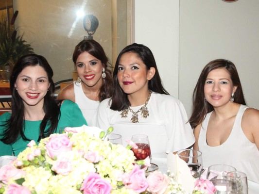 Alegre shower para María José Welchez  