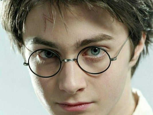 La cicatriz<br/>La famosa cicatriz con forma de rayo que tiene Harry, fue dibujada más de cinco mil 800 veces en la frente de Daniel Radcliffe a lo largo de las ocho películas que componen a la saga de Harry Potter.<br/>